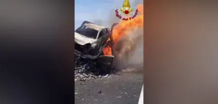 Scontro fra tir in provincia di Asti, muore un uomo. Le immagini dell'incidente