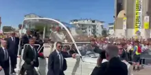 Papa Leone XIV arriva in piazza ad Acerra a bordo della Papamobile, le immagini