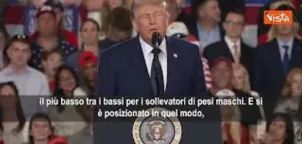 Trump imita atleta trans a una gara di sollevamento pesi: Non &egrave; ridicolo?