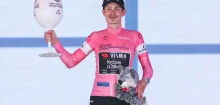 Lavik corona la fuga e vince a Milano, Vingegaard resta in rosa