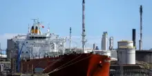 Iran, possibile tregua con gli Usa fa scendere il prezzo del petrolio