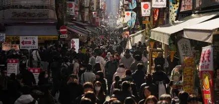 &ldquo;Odore strano&rdquo; feriti. L'attacco chimico nel cuore dello shopping di Tokyo