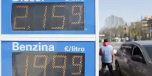 Sui carburanti spiraglio dal Medio Oriente. Ma il diesel torna sopra i due euro al litro