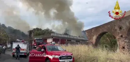 Vasto incendio a Catania nella zona della Timpa di Leucatia