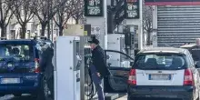 Arrivano i ribassi alle pompe di benzina. Continua a salire il diesel