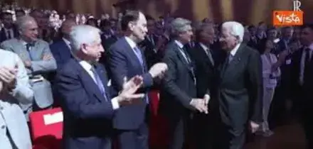 Standing ovation per Mattarella, al suo arrivo all'Assemblea di Confindustria alla Nuvola