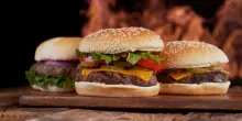 Hamburger sempre pi&ugrave; amati: boom di consumi e delivery