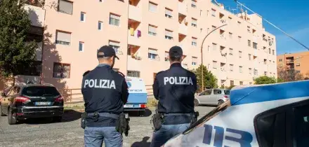 Roma, compie atti osceni davanti una ragazzina all'uscita di scuola. Fermato psicoterapeuta dei Vip