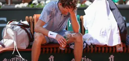 Sinner, ancora un malore: il crollo in campo con Cerundolo al Roland Garros