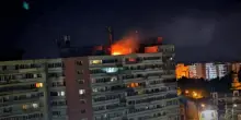Drone russo colpisce un edificio in Romania: condominio in fiamme a Galati e due feriti
