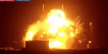 Disastro durante il test del razzo di Bezos: esplosione e palla di fuoco a Cape Canaveral
