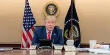 Trump nella situation room: le navi bloccate a Hormuz possono tornare a casa