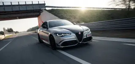 Giulia Quadrifoglio e Luna Rossa show italiano