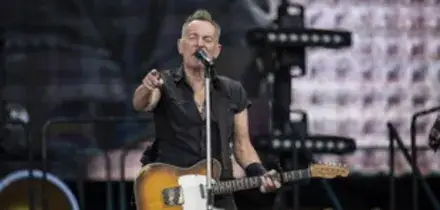 Springsteen sfida Trump con il popolo del rock. E rispunta la hippie Joan Baez