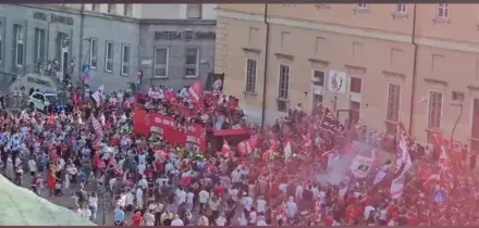 Festa Monza per la promozione in Serie A, le immagini del pullman scoperto