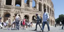 Via dei Fori, venditori abusivi scatenati. Ma il Municipio "caccia" gli artisti