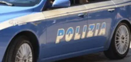 Ostia, auto in fuga dalla polizia investe due ragazze. Fermati due giovani