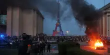 Violenze e saccheggi. Immigrati e seconde generazioni mettono la Francia a ferro e fuoco