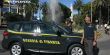 Soldi pubblici per l'accoglienza spesi in boutique di lusso e viaggi: l'ultimo business sui migranti