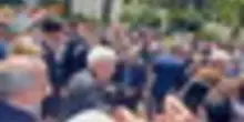Mattarella incontra i visitatori dei giardini del Quirinale