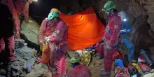Cuneo, liberato lo speleologo incastrato nella grotta. L'intervento dei soccorsi