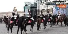 Carabinieri a cavallo formano la scritta 'R 80' al cambio della Guardia al Quirinale