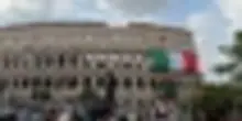 2 giugno, srotolato enorme Tricolore al Colosseo