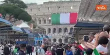 Vigili del Fuoco srotolano gigantesca bandiera dell'Italia per la Festa del 2 giugno