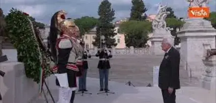 Il passaggio delle Frecce Tricolori sopra l'Altare della Patria per la Festa della Repubblica