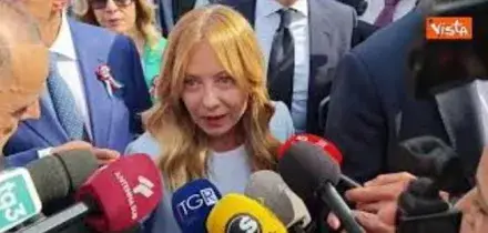 2 giugno, Meloni scherza con i giornalisti: Non vi fate male