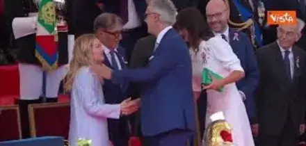 2 giugno, Bocelli saluta le Autorit&agrave; e con un bacio Meloni dopo aver cantato l'Inno di Mameli
