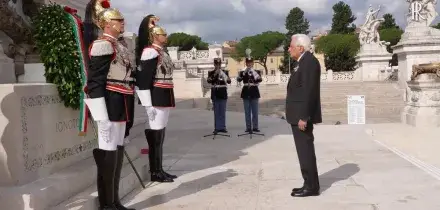 2 Giugno, Mattarella depone una corona d'alloro sulla tomba del Milite Ignoto