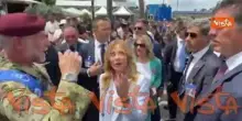 2 giugno, Meloni incontra paracadutista dopo mancato lancio causa vento forte: Ci rifaremo