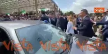 &ldquo;Grande Giorgia&rdquo;, il saluto della persone mentre Meloni va via dai Fori Imperiali