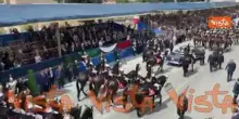 Mattarella va via a termine della Parata, sale sulla Lancia Flaminia e saluta con la mano
