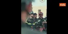 Tricolore da 2000 mq sul Colosseo, i Vigili del Fuoco lo dispiegano per la Festa del 2 giugno