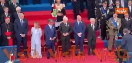 Un gigantesco tricolore portato da tutti i reparti per chiudere la Parata del 2 Giugno