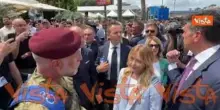 2 giugno, Meloni incontra paracadutista dopo mancato lancio causa vento forte: Ci rifaremo