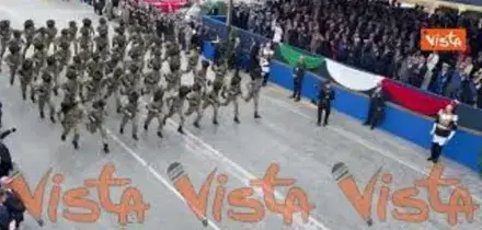 Bersaglieri a 'passo di corsa' alla Parata del 2 giugno ai Fori Imperiali