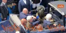 Mattarella va via a termine della Parata, sale sulla Lancia Flaminia e saluta con la mano