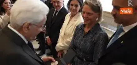 Arianna Fontana regala una medaglia olimpica a Mattarella al Quirinale per il 2 Giugno