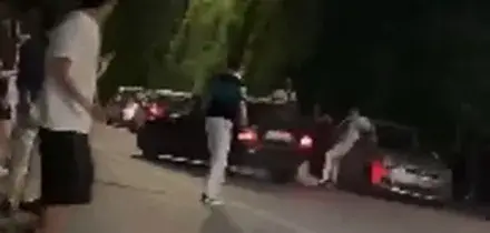 Follia nella notte a Taormina: si abbatte con l'auto contro i rivali, il video choc
