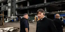 Con don Coluccia nel palazzo dello stupro. Gli occupanti urlano e minacciano