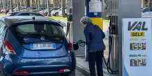Benzina e diesel, si avvicina la fine degli sconti sulle accise. Ma calano i costi alla pompa