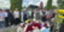 Fiori sulla tomba di Alexei Navalny per il cinquantesimo compleanno