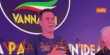 Vannacci canta Inno di Mameli con sostenitori all'evento di Futuro Nazionale al Salone delle Fontane