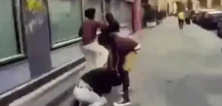 Attivista di centrodestra pestato da un gruppo di africani, salvato in extremis: il video choc