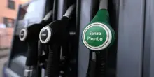 Caro carburanti, arriva la proroga sul taglio delle accise. Ma servono misure strutturali