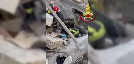 Palazzina crolla dopo un'esplosione nel Fermano, un morto e due feriti