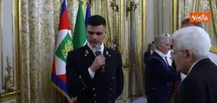 Mattarella riceve in dono un inclinometro a bolla all'incontro con la Marina Militare al Quirinale